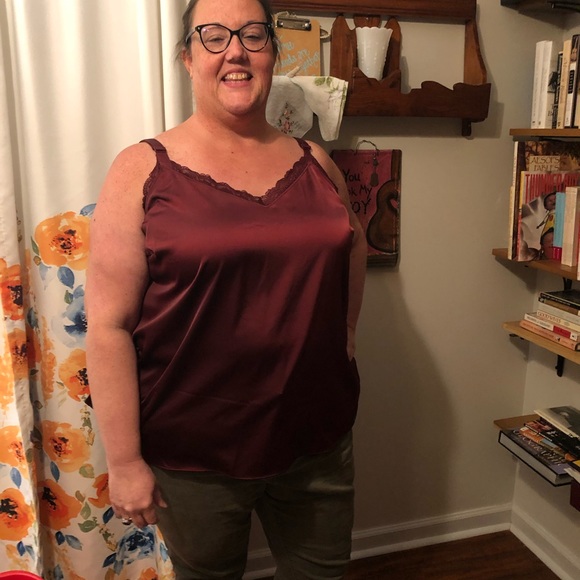 Silky camisole with adjustable straps and lace trim - Picture 1 of 2